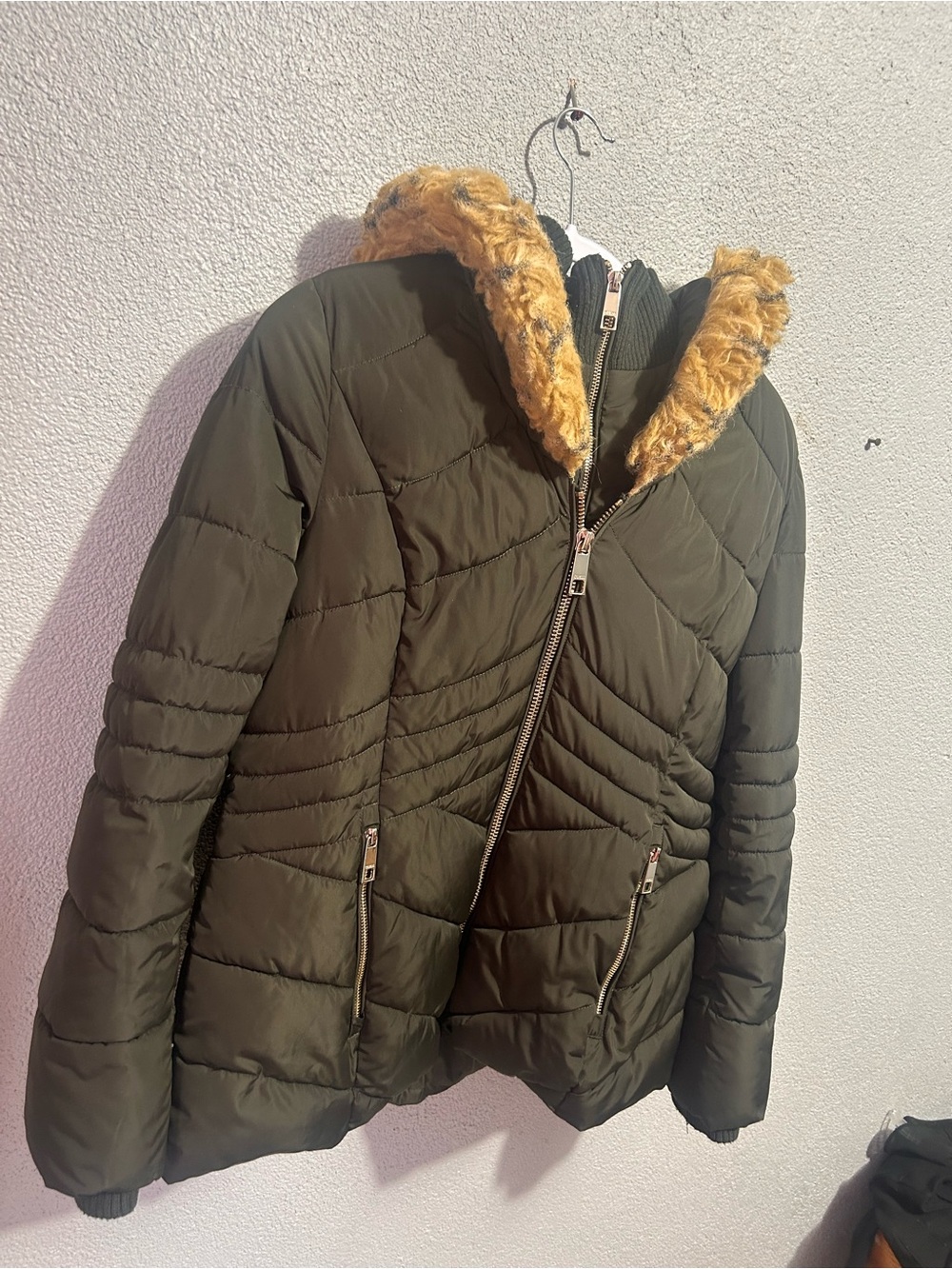 Guess women’s green faux fur puffer  hooded coat size large - Picture 5 of 13